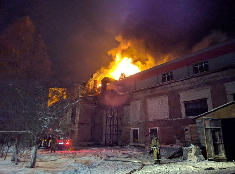 «Такое горе, столько людей без работы»: появились подробности пожара на бумажной фабрике в Мурыгино