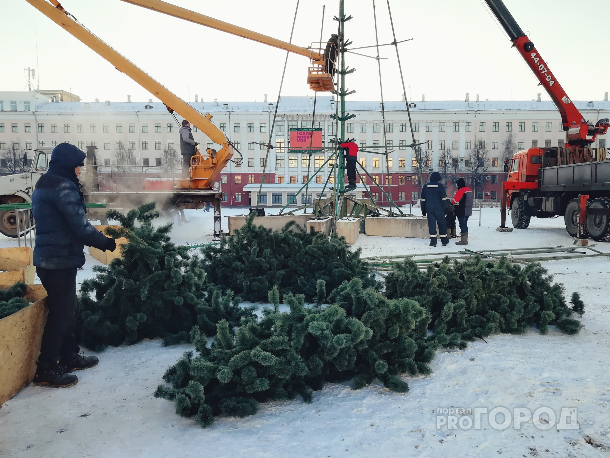На главной площади Кирова начали установку ели, а за Филармонией заливают каток