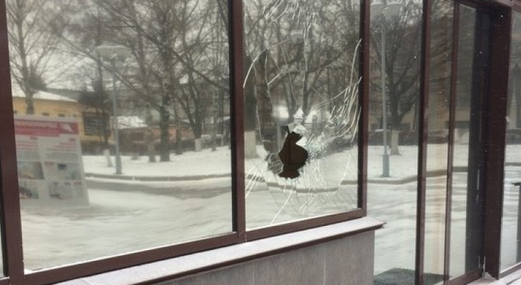 Известна сумма ущерба, причиненного брошенным кирпичом в окно правительства Кировской области