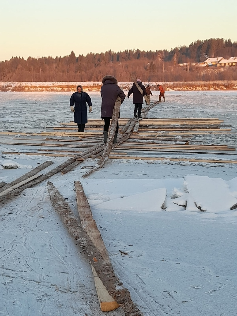 «Как в 40-е годы»: в Кировской области появился мост из трех досок