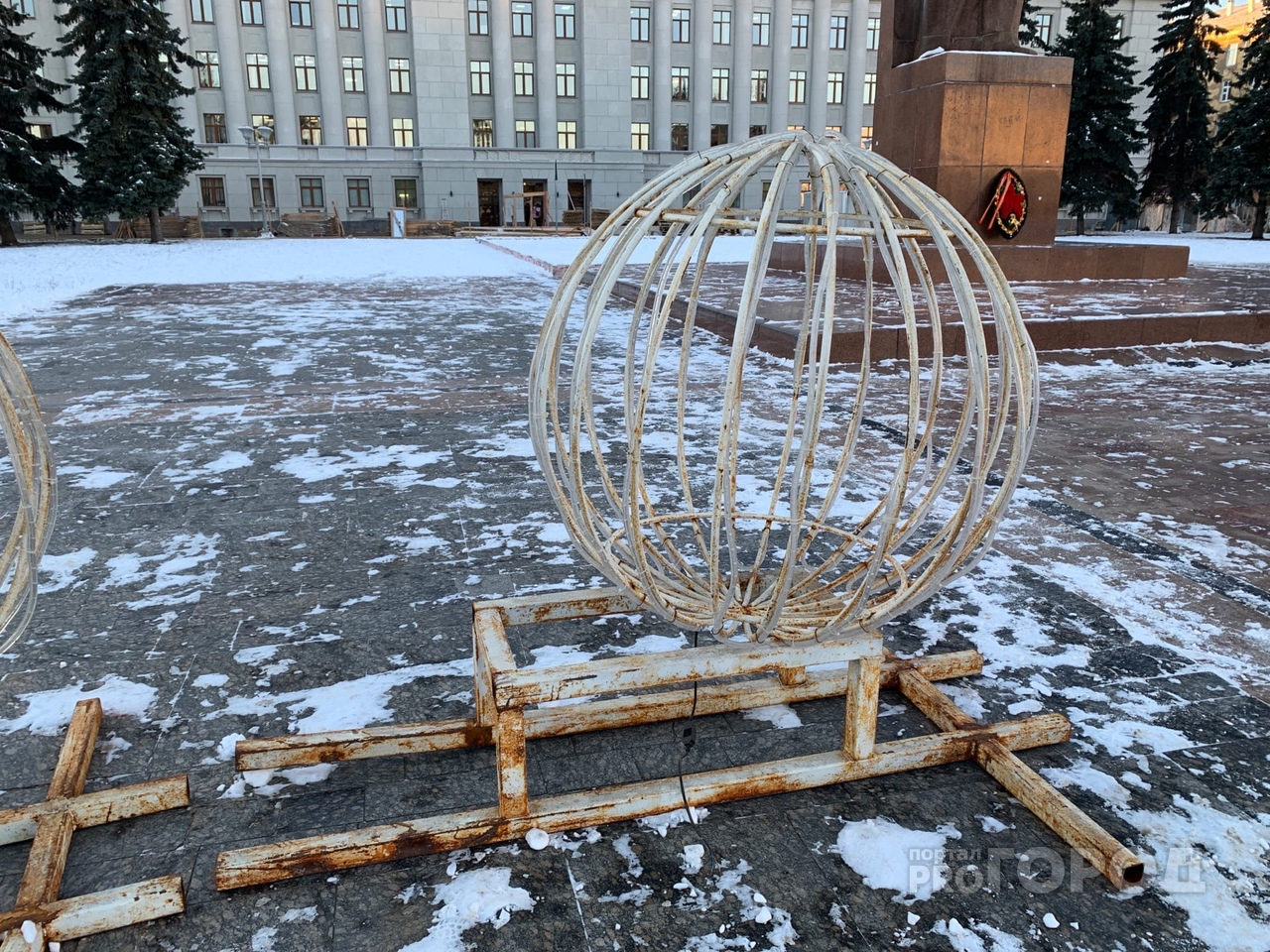 Тайный лед и ржавые шары: Театральную площадь начали украшать к Новому году