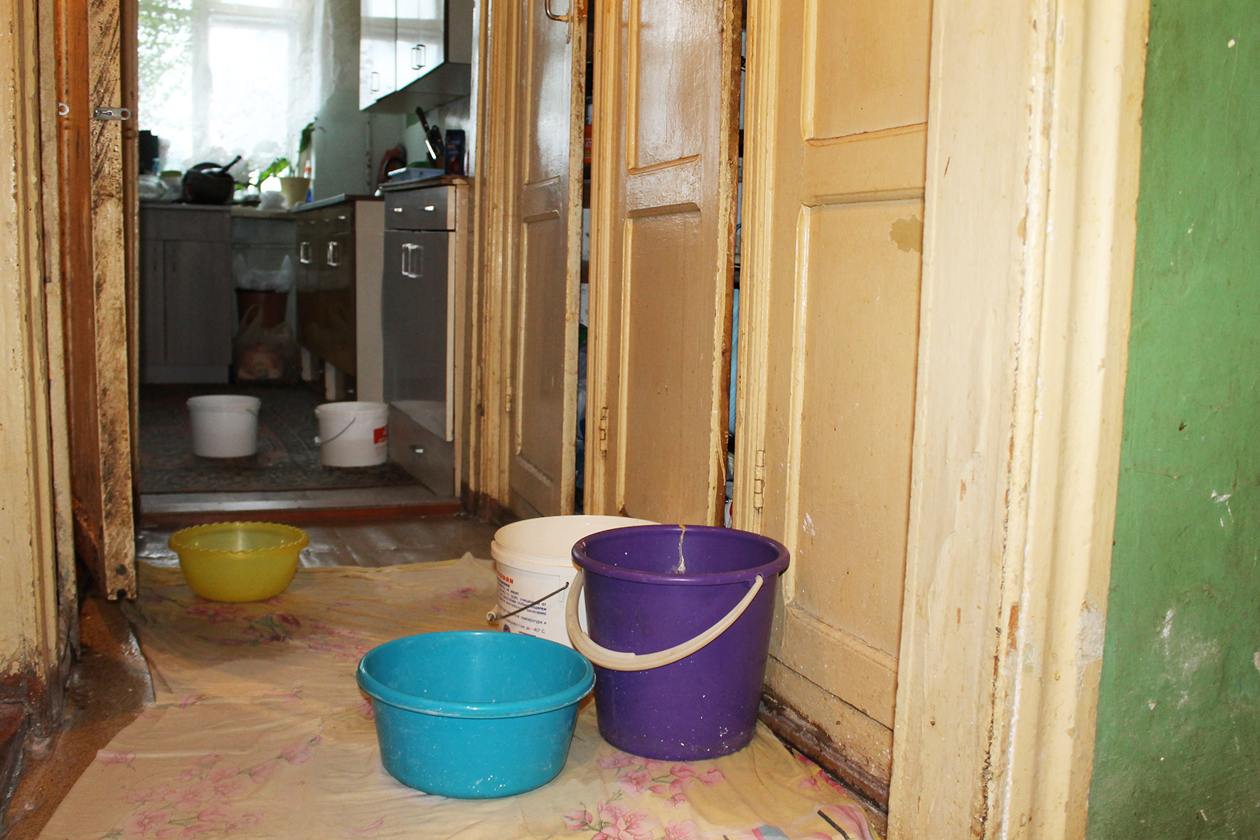 "УК делает только фотографии": в кировской квартире полгода с потолка течет вода