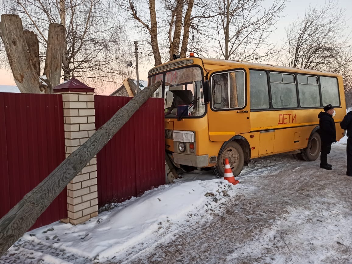 В Кирове автобус с детьми въехал в столб и забор