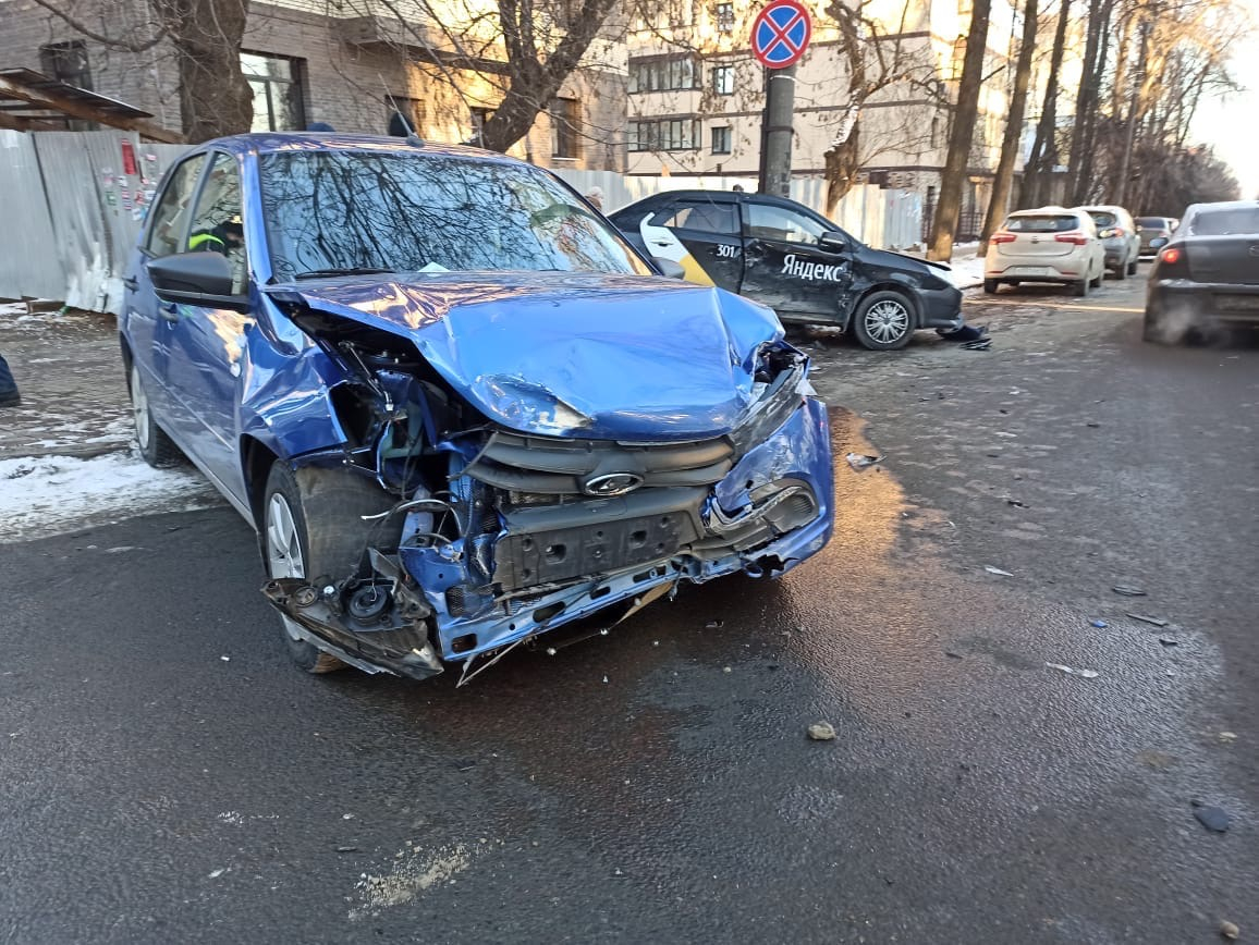 Днем в ДТП в центре Кирова пострадали три человека