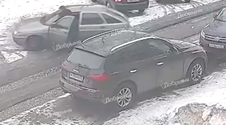 В Кирове водитель ВАЗа неудачно выехал с парковки: повреждены три автомобиля