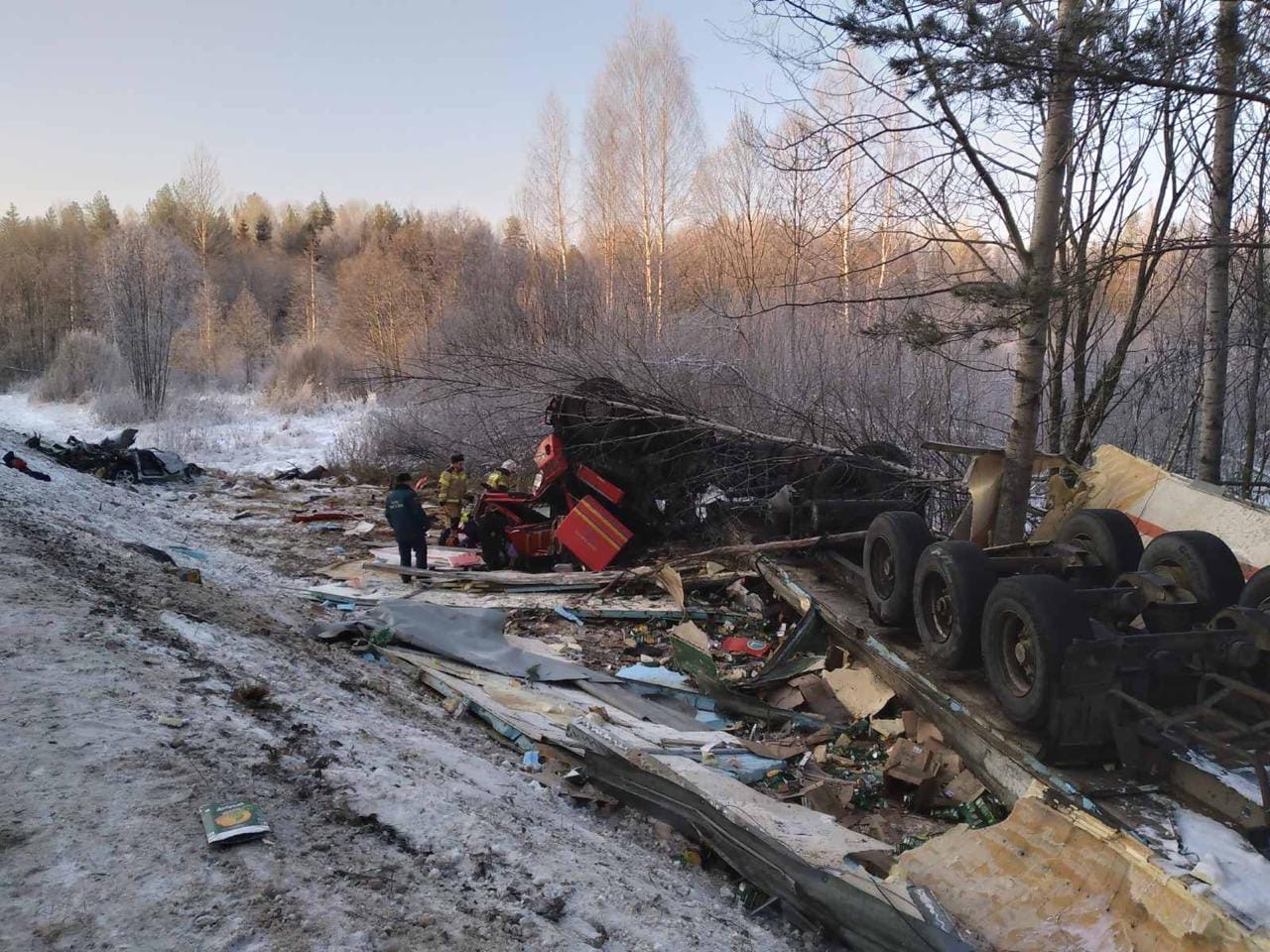 При столкновении грузовика с легковушкой погибли люди: в Кировской области произошло страшное ДТП