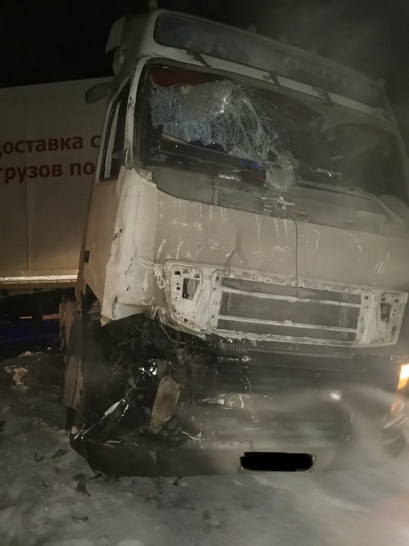 В Слободском районе грузовик столкнулся с рейсовым автобусом: шесть человек пострадали