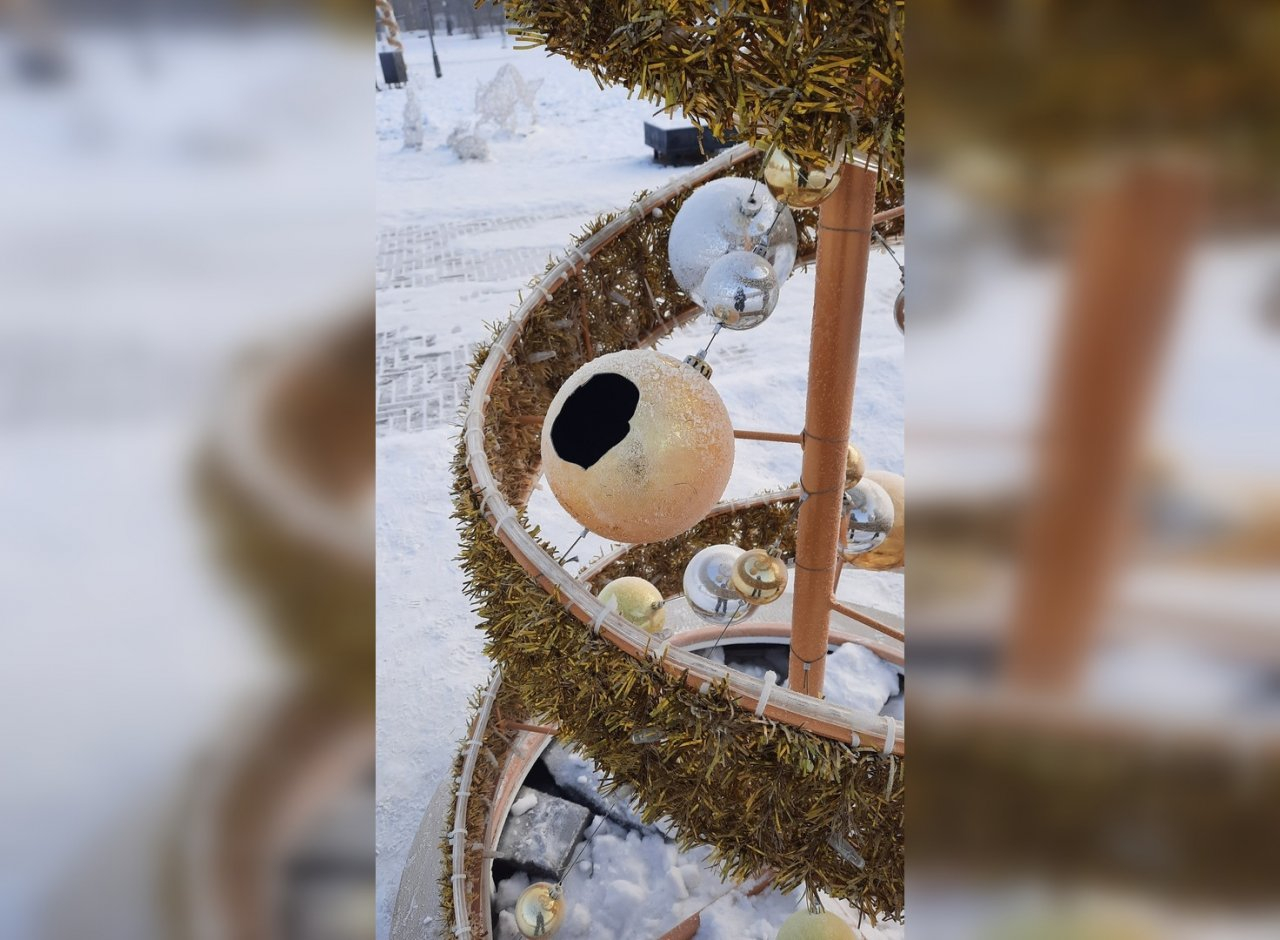 В Кирове неизвестные сломали новогоднюю елку и игрушки
