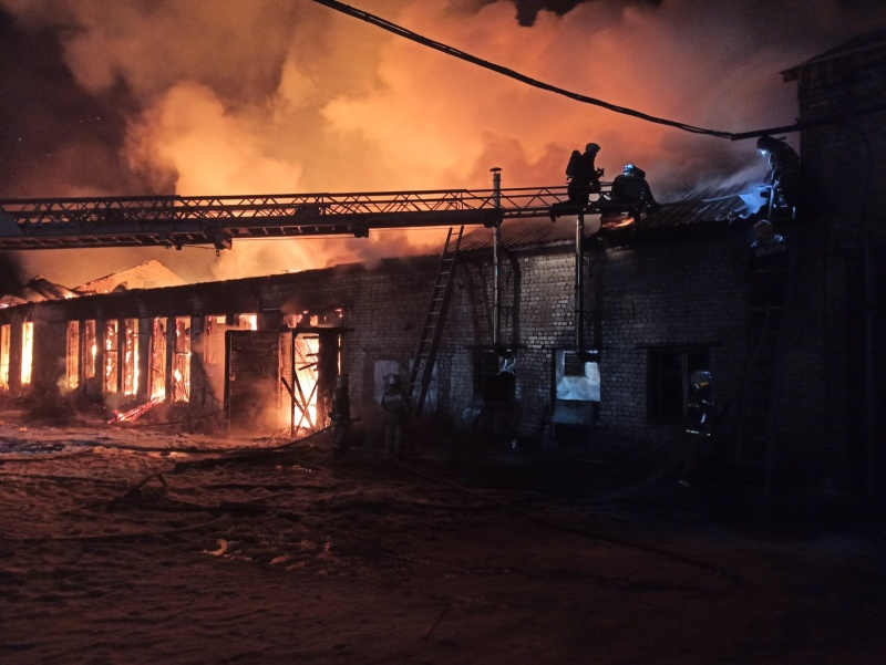 Рабочие ушли за полчаса до пожара: в Пасегово сгорел мебельный цех
