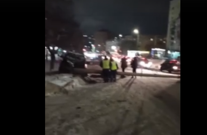 На Ленина на дорогу упала опора ЛЭП: затор растянулся на 2,5 километра