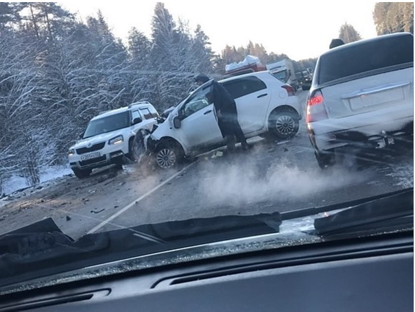 В Кировской области из-за серьезного ДТП иномарка улетела в кювет