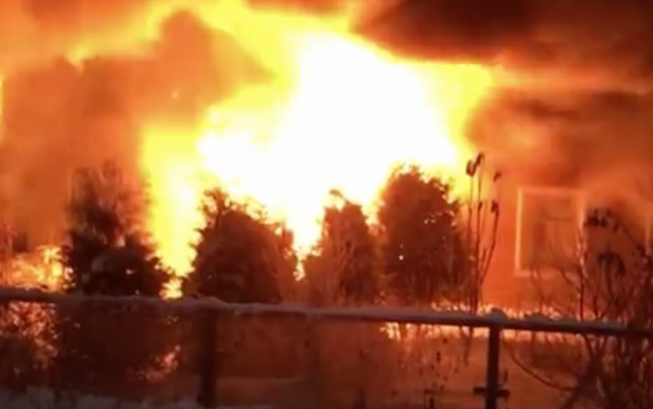 Жители Садаковского были напуганы ночным пожаром в жилом доме