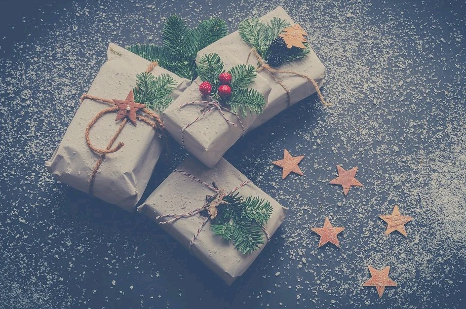 Что подарить на Новый год, если нет времени на выбор подарка: 9 подарочных наборов – до 1500 рублей