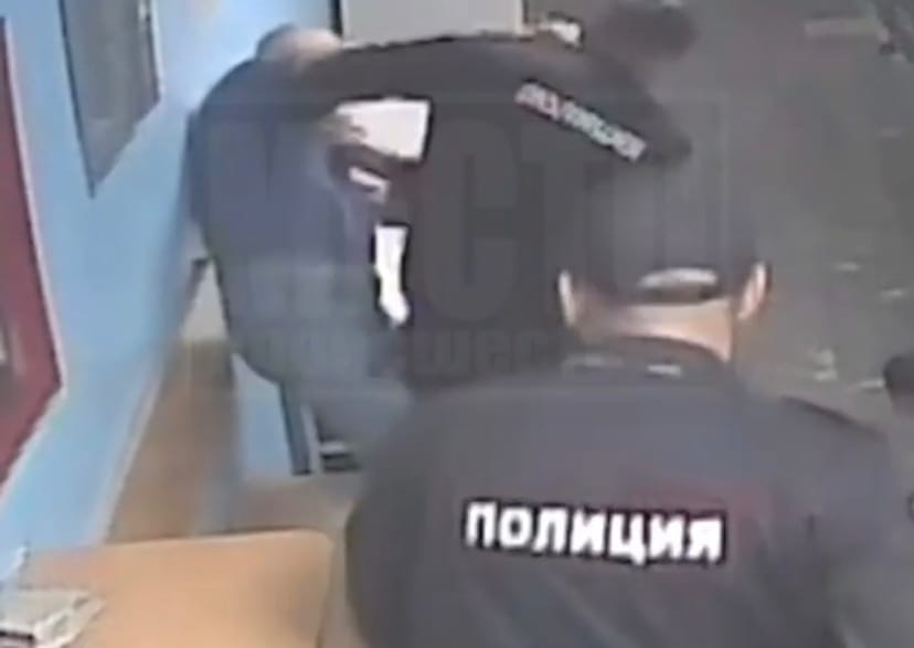 В отделении на Красина бывший работник органов ударил полицейского