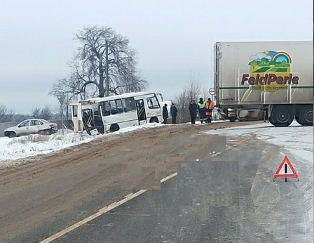 "Пазик сильно поврежден": в Котельничском районе грузовик столкнулся с автобусом