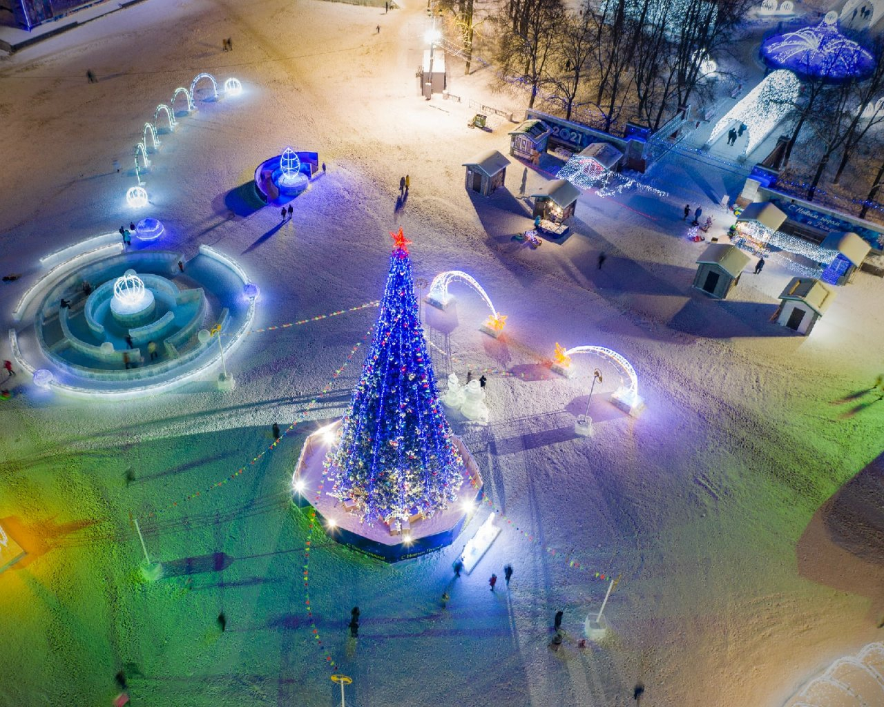 15 фотографий новогоднего Кирова в праздничных огнях