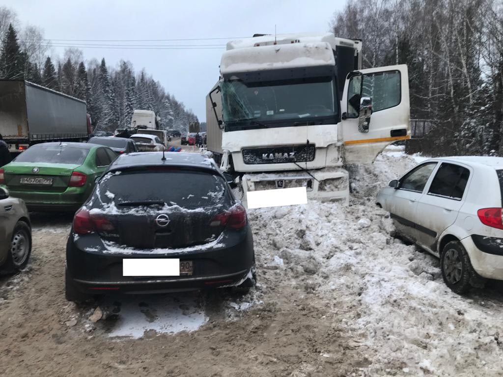 В Кировской области КамАЗ спровоцировал массовую аварию с 7 машинами