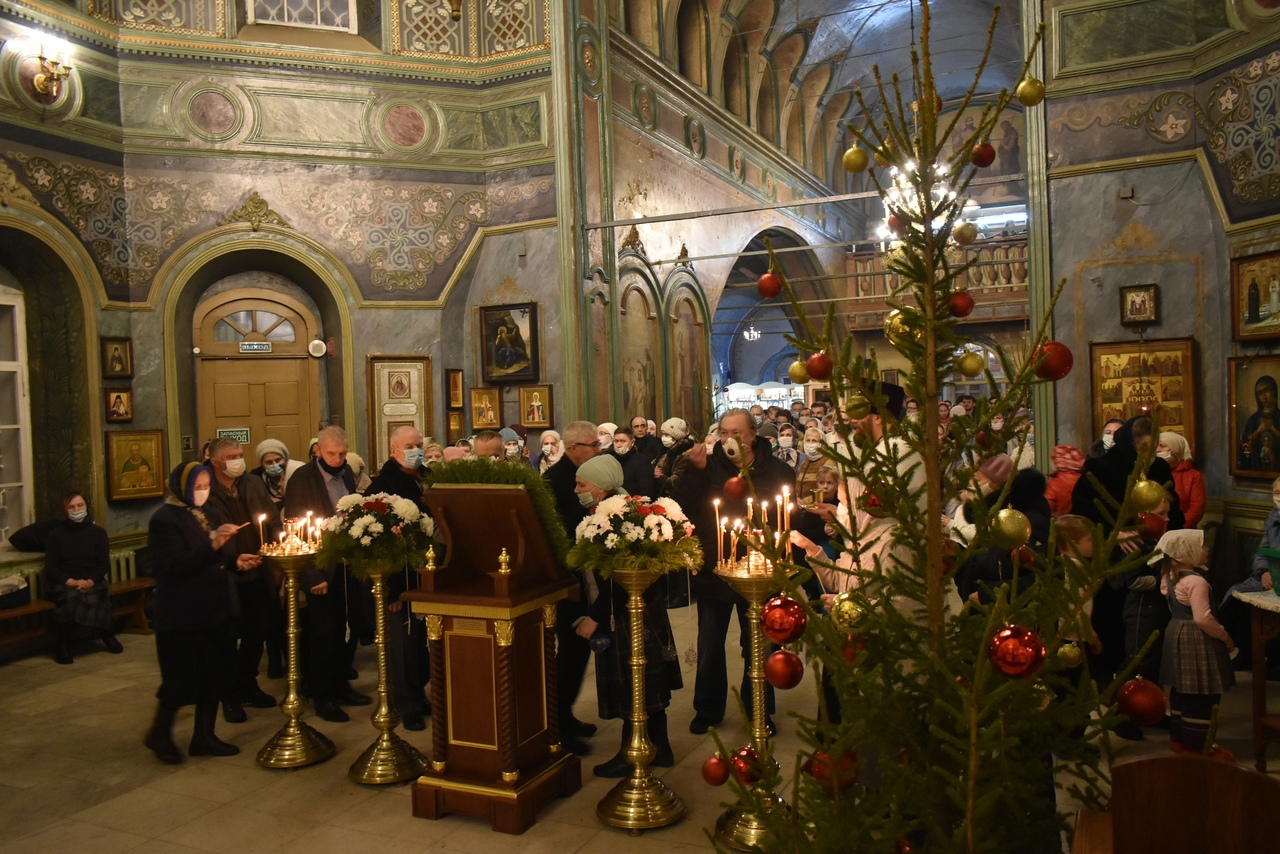 Как прошли рождественские службы в храмах Кирова: фотоподборка