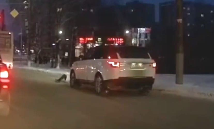 В Кирове женщина упала на проезжей части и едва избежала несчастного случая