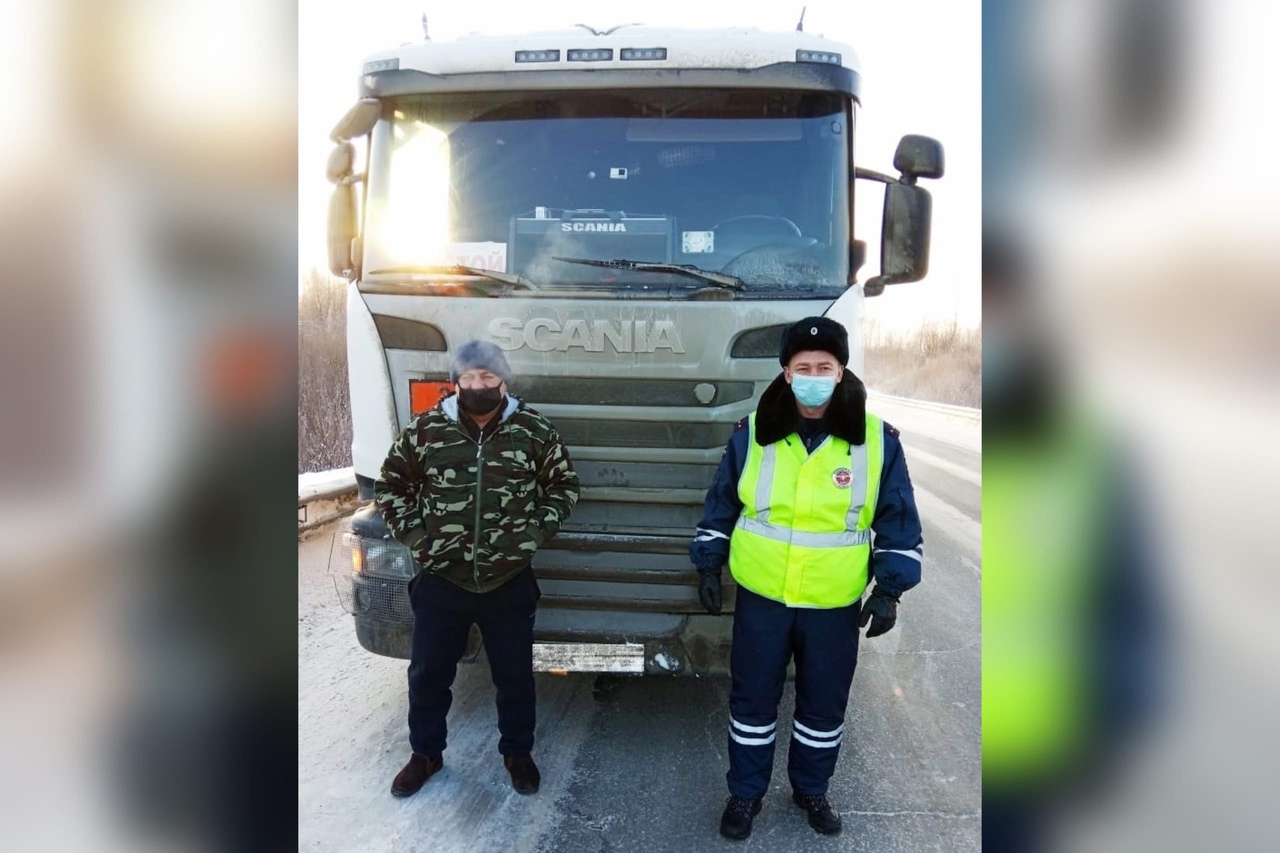Никто не останавливался: на кировской трассе спасли замерзающего водителя