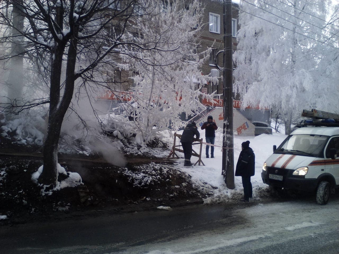 В центре Кирова произошел обвал: из-под земли бьет горячий пар