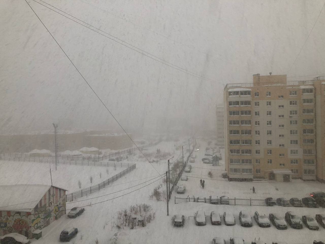 Киров заметает снегом: жители города жалуются на плохую видимость на дорогах и пробки