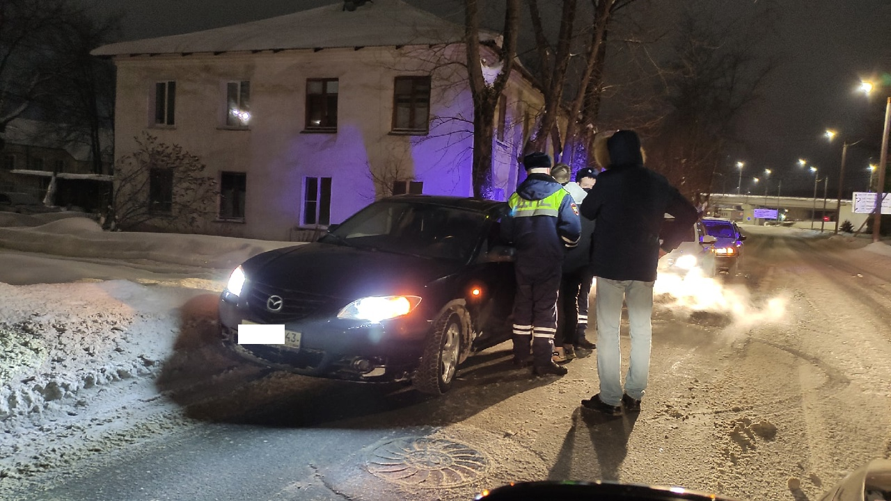 В Кирове водитель "Мазды" уснул в машине перед переездом