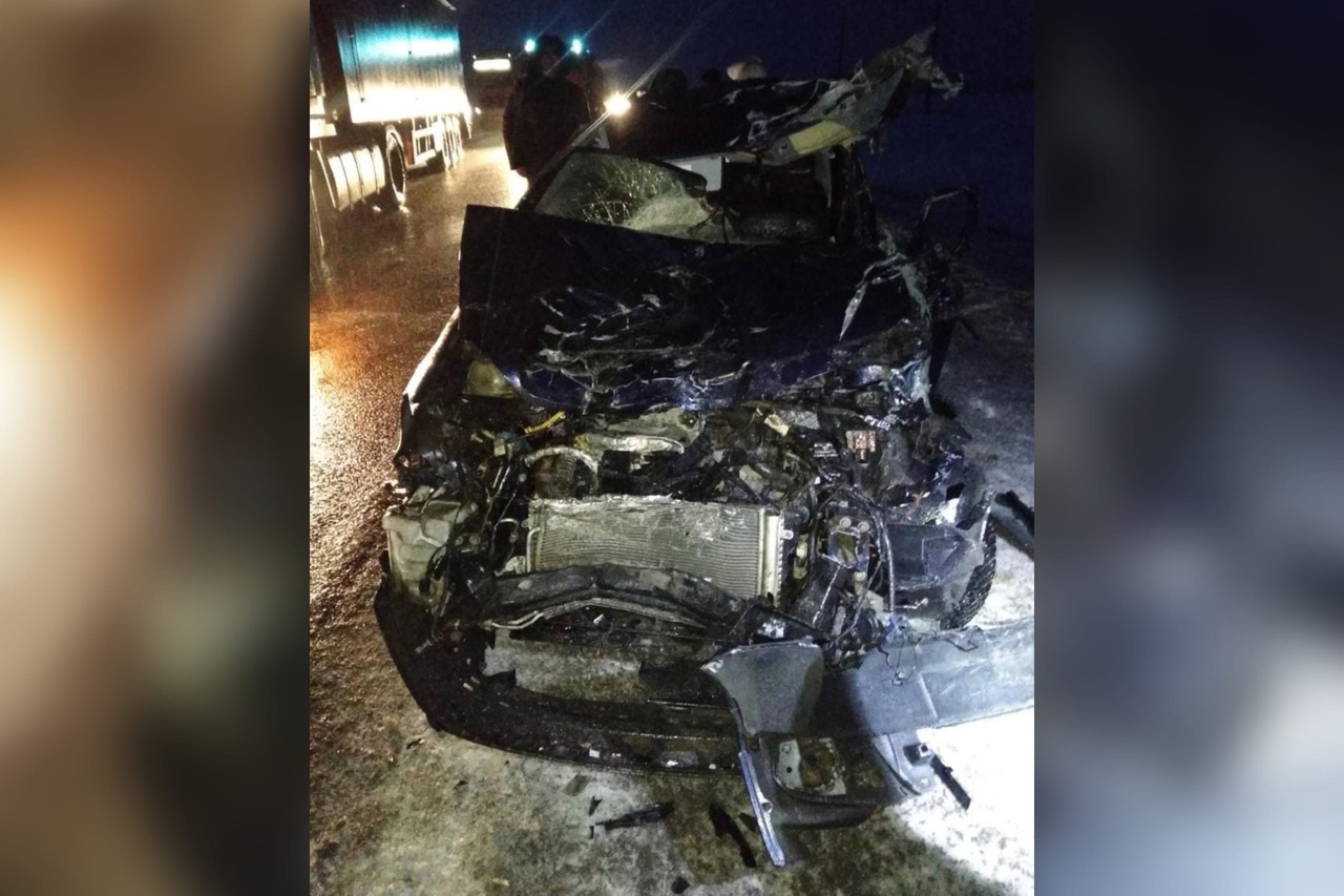 В Кировской области водителя легковушки госпитализировали после столкновения с КамАЗом