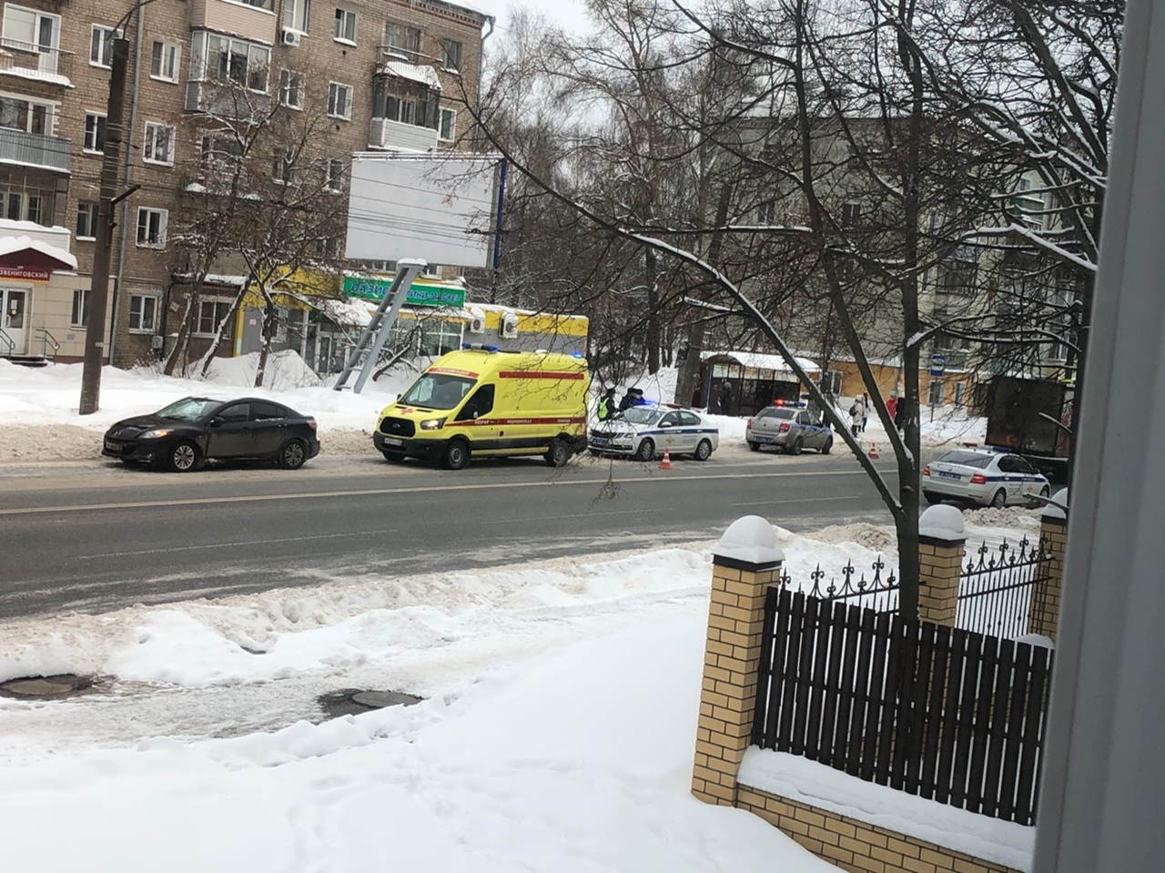 «Все лобовое разбито»: на улице Попова легковушка сбила двух пешеходов