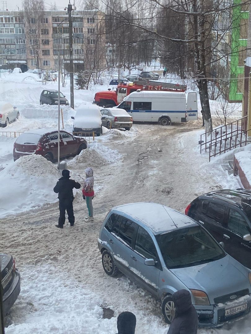 На улице Воровского оцеплен двор: на месте полиция и спасатели