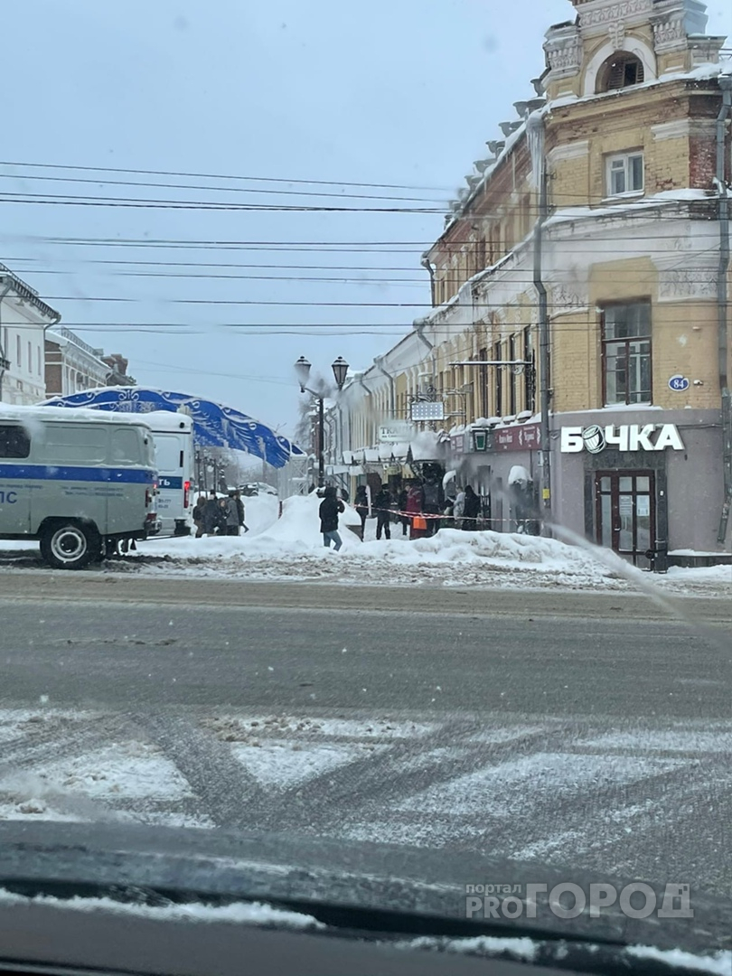 В центре Кирова с крыши упал мужчина: на месте реанимация и полиция