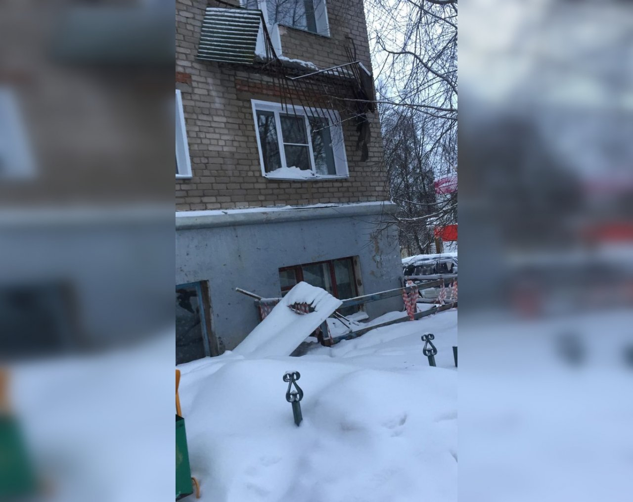 В Кирово-Чепецке из-за схода снежной глыбы обрушился балкон