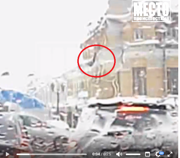 Появилось видео момента падения рабочего с крыши здания в центре Кирова