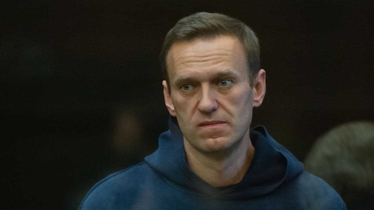 Алексея Навального приговорили к 2 годам 8 месяцам колонии общего режима