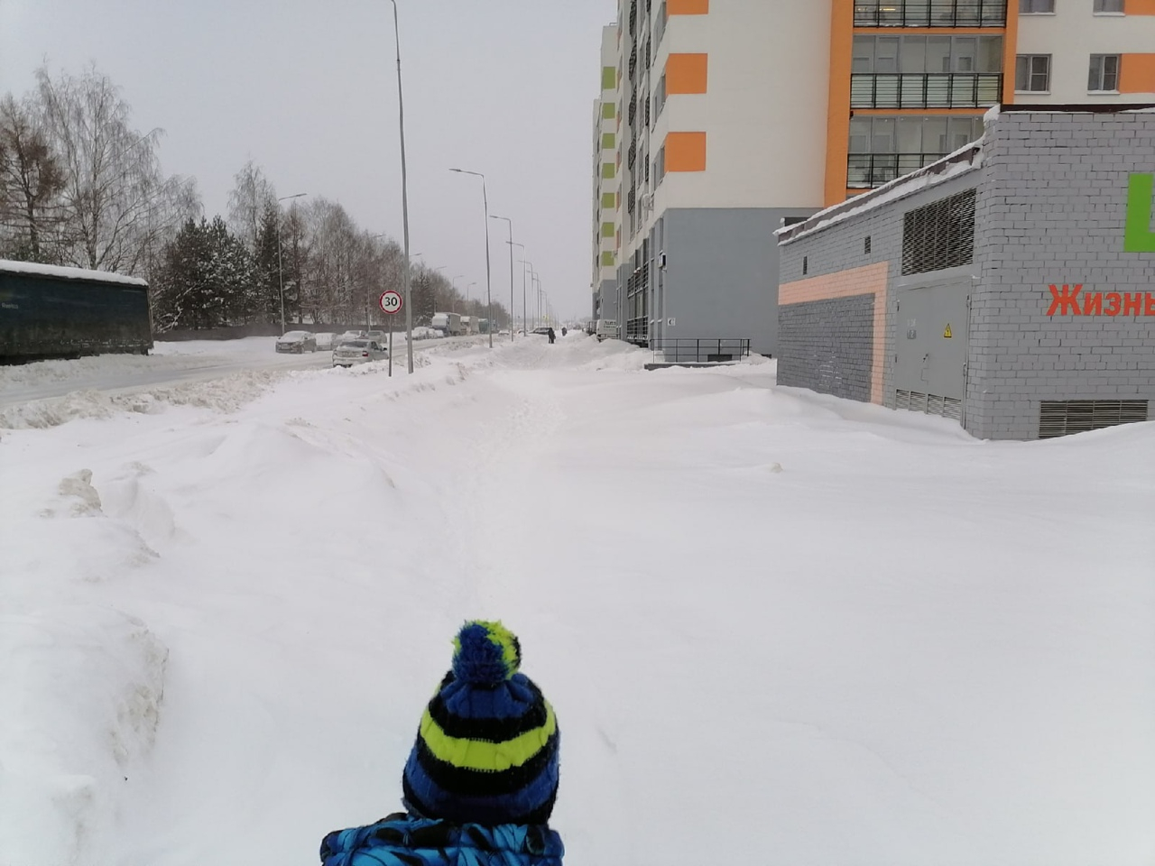 Кировчане столкнулись с новой проблемой: город утонул в снежных сугробах