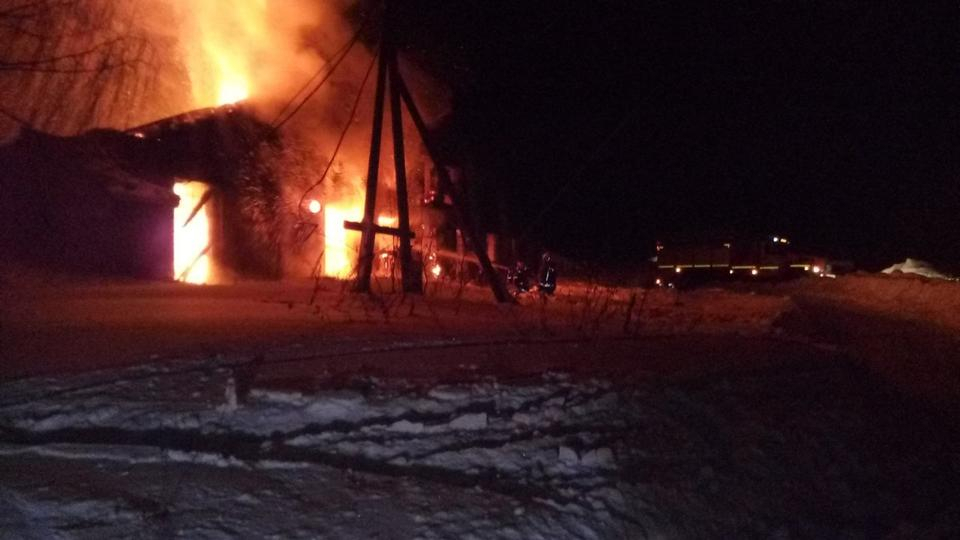 В Кировской области сгорела крытая стоянка: пострадали 22 машины