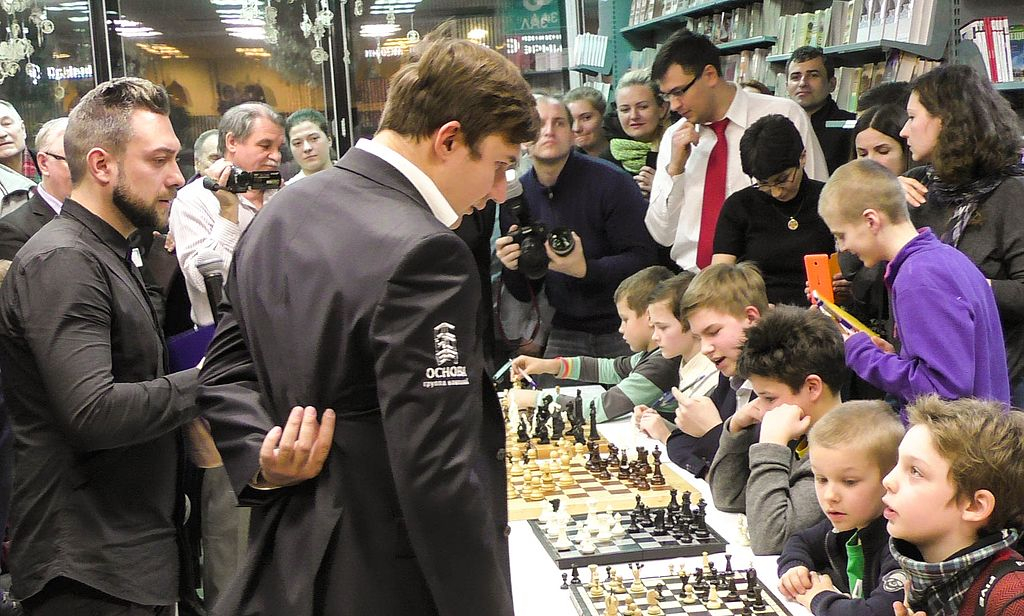 Всемирно известный шахматист Сергей Карякин проведет сеанс игры на 20 досках в Котельниче