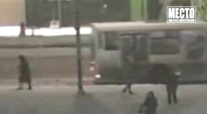 В Кирове 11-летней девочке зажало голову в дверях автобуса