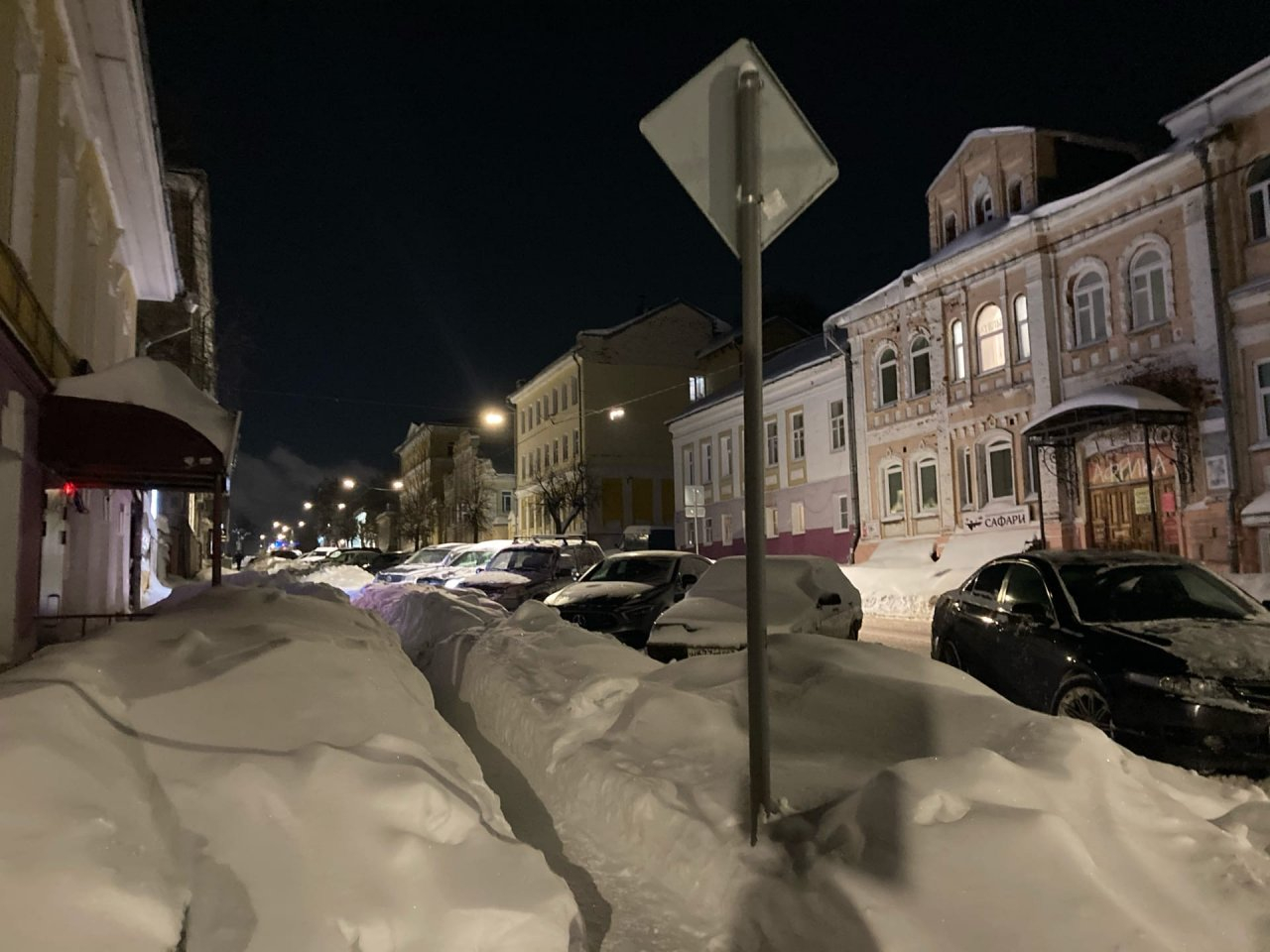 Вместо тротуара - узкая тропинка: что сделать, чтобы на улицах Кирова убрали снег