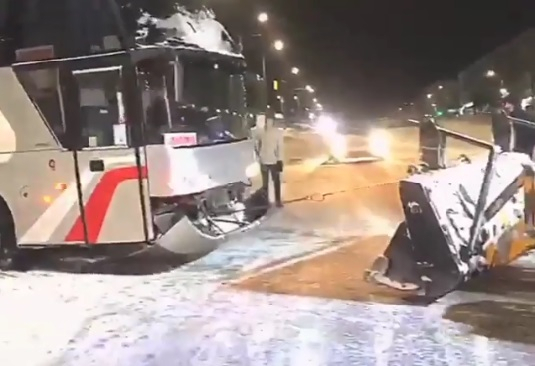 Автобус с московскими артистами застрял в сугробах в Кирове