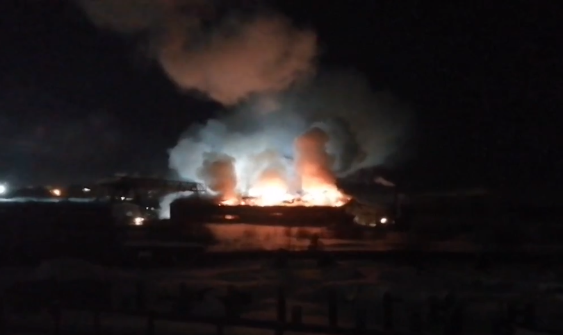 В Кирове вспыхнуло производственное здание: пожар тушили более 12 часов