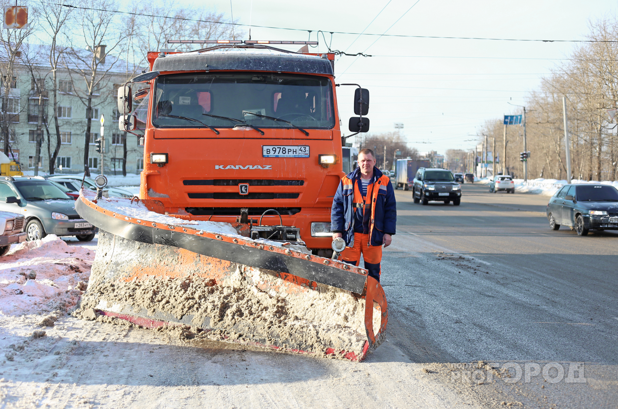 "Давайте природу поругаем, что выпало много снега": один день из жизни уборщика улиц
