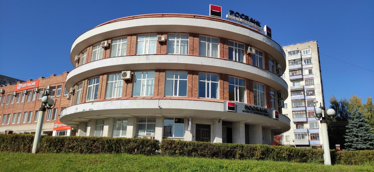 Что купить за 100 миллионов в Кирове: здание "Росбанка" или деревянную поделку