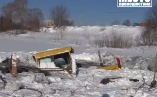В Коминтерне трактор провалился под лед в болото
