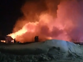 "Люди выбегали в одних носках": видео страшного пожара в Садаковском