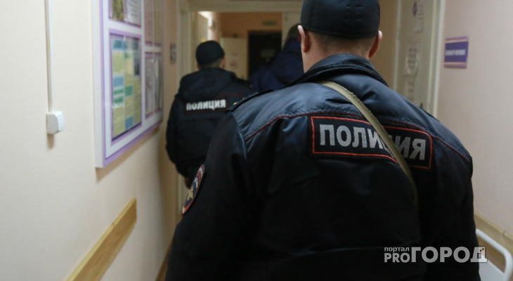 В Кирове наградили полицейских, спасших женщину, заблудившуюся на кладбище