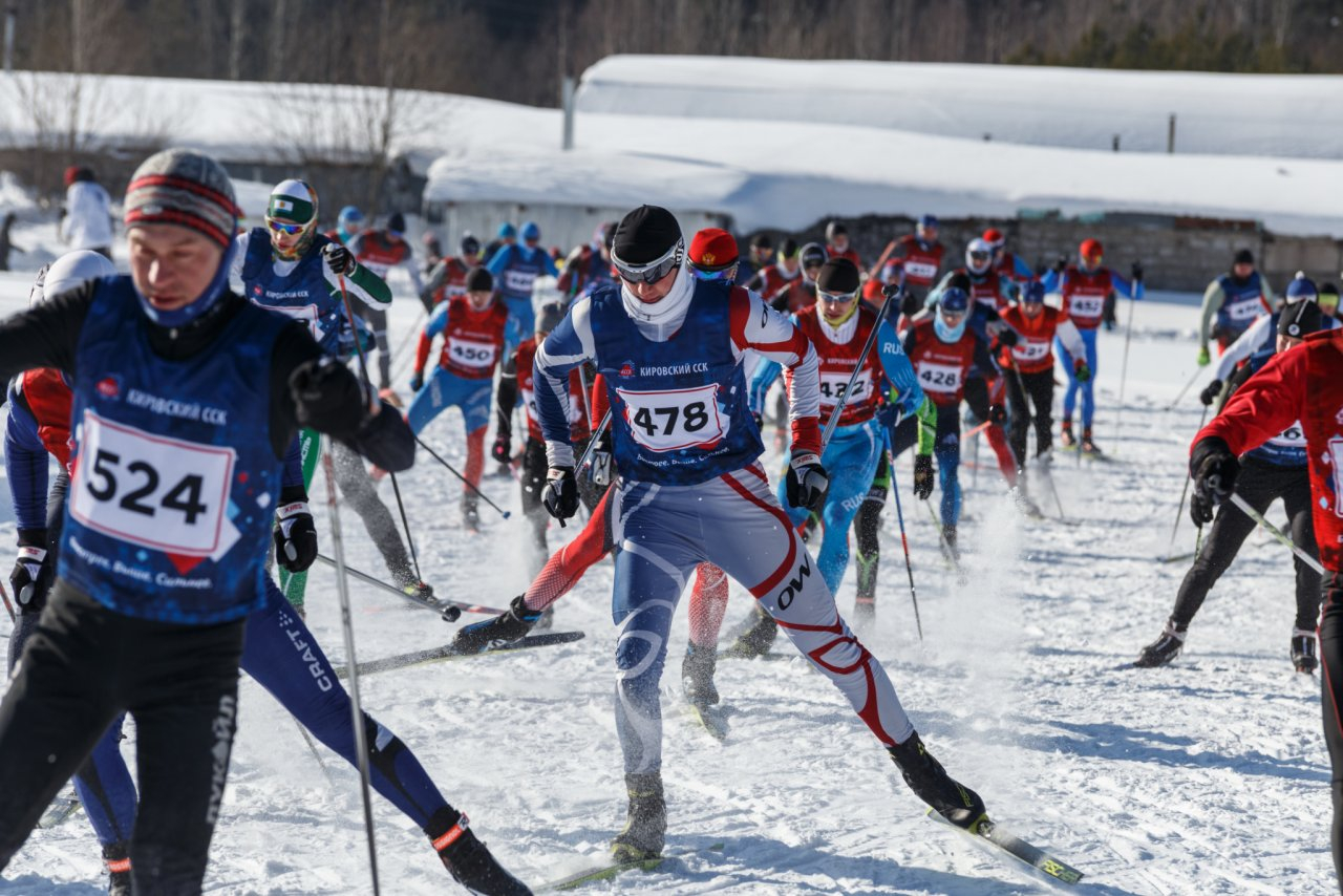 Почти 500 спортсменов вышли на лыжню в Радужном