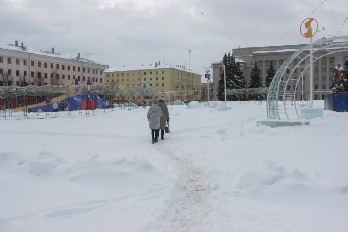 «Козьи тропы у правительства»: городок на Театральной площади превратился в сугроб