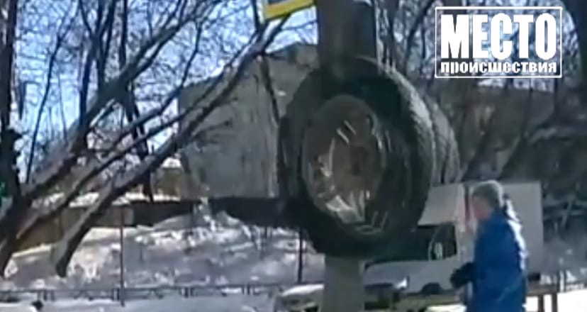 В Кирове на Московской колесо от УАЗа отлетело в сторону пешеходов