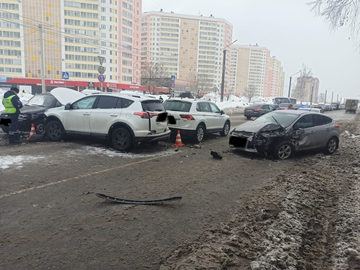 «ДПС и реанимация летают по Ленина туда-сюда»: очевидцы сообщают о столкновении 5 машин